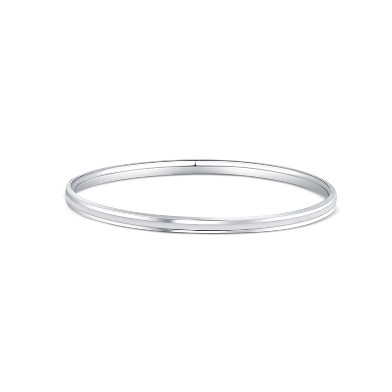 This White Grace Silver Kada for Men is expertly crafted with pure silver and finished with rhodium for a sleek and polished look. The enamel detail adds a touch of sophistication. Elevate your style with this high-quality, statement accessory that exudes confidence and refinement.