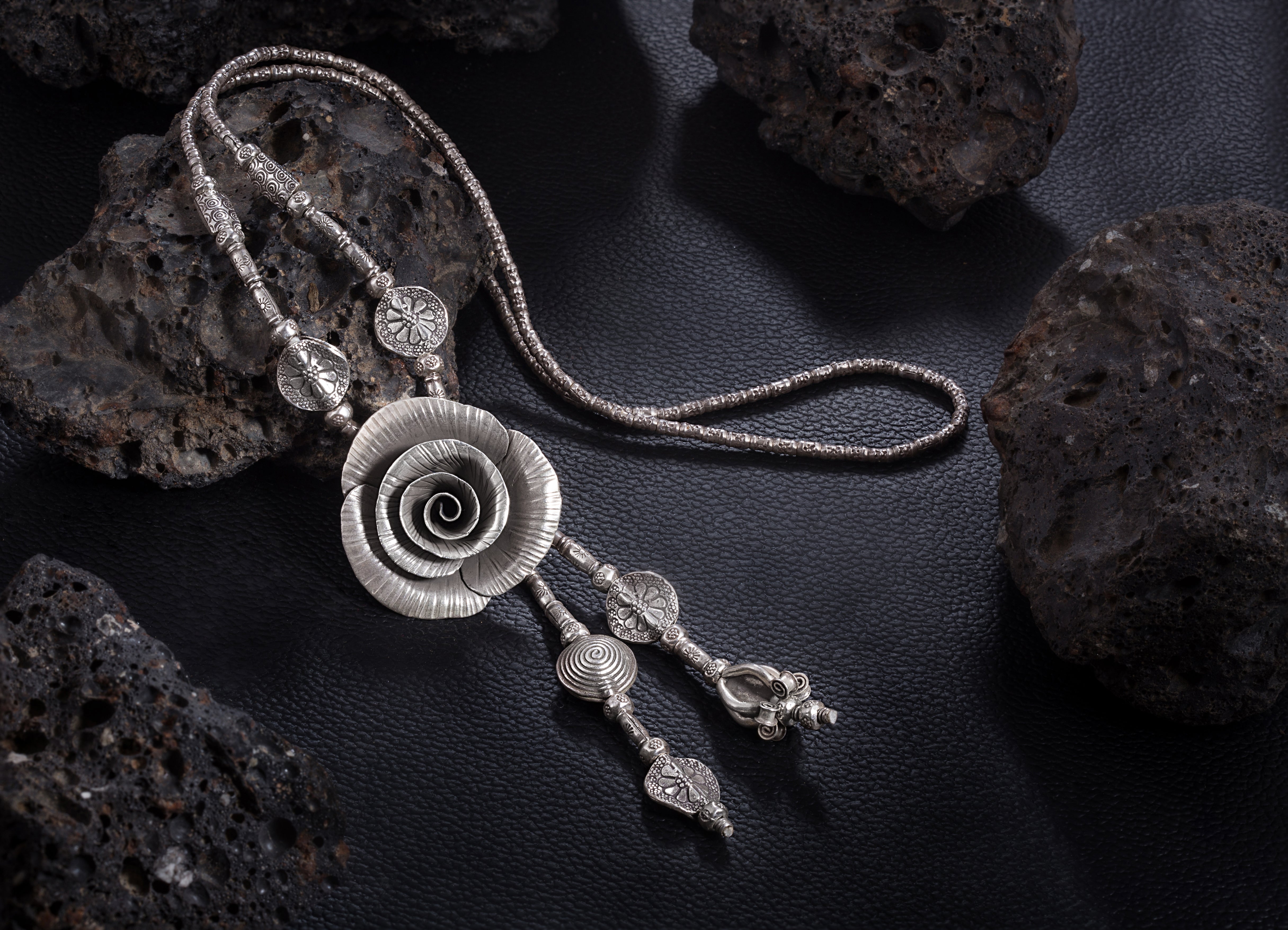 92.5 sterling silver Rose motif playful necklace in matt finish